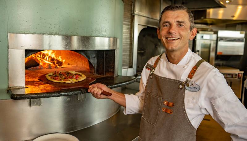 California Grill - Chef de cozinha Matthew Birch com pizza