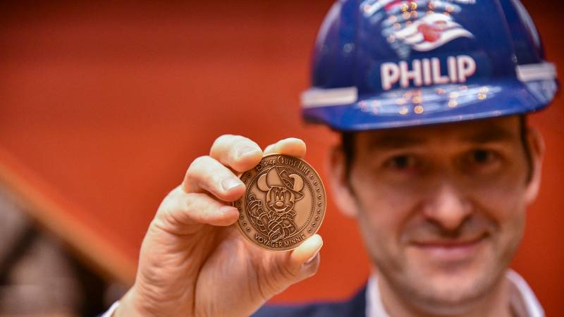 Philip Gennotte com Keel Laying Coin para Disney Treasure