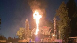 A Disney interrompe temporariamente os efeitos de chamas em todos os parques depois de 'Fantasmic!'  Fogo na Disneylândia