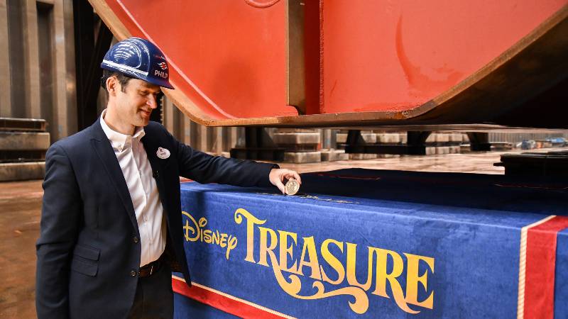 Philip Gennotte na Cerimônia de Colocação de Quilha para o Disney Treasure