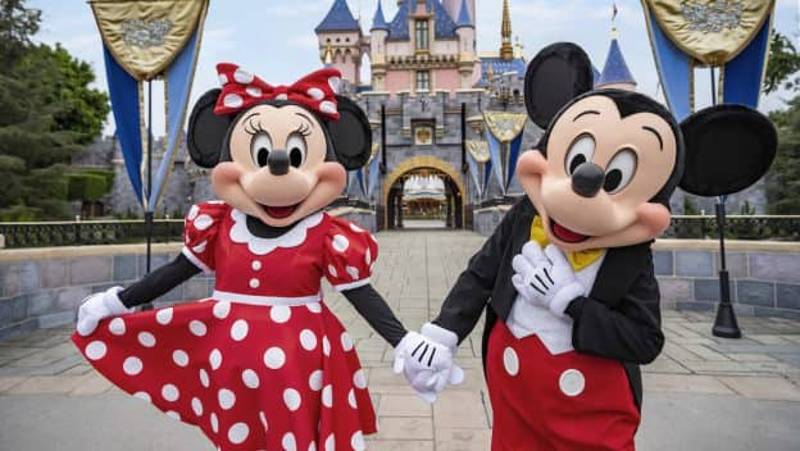 Castelo da Disneylândia com Mickey e Minnie