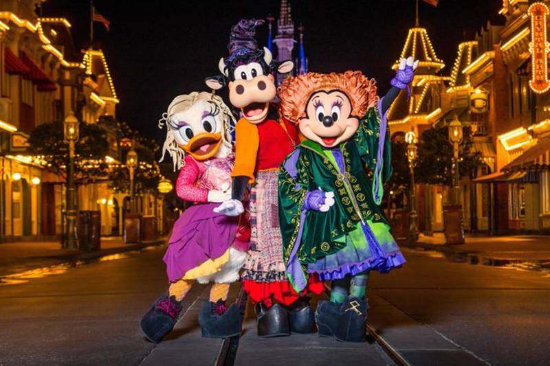 Mickey's Not-So-Scary Halloween Party - Minnie, Daisy, Clarabell como Sanderson Sisters