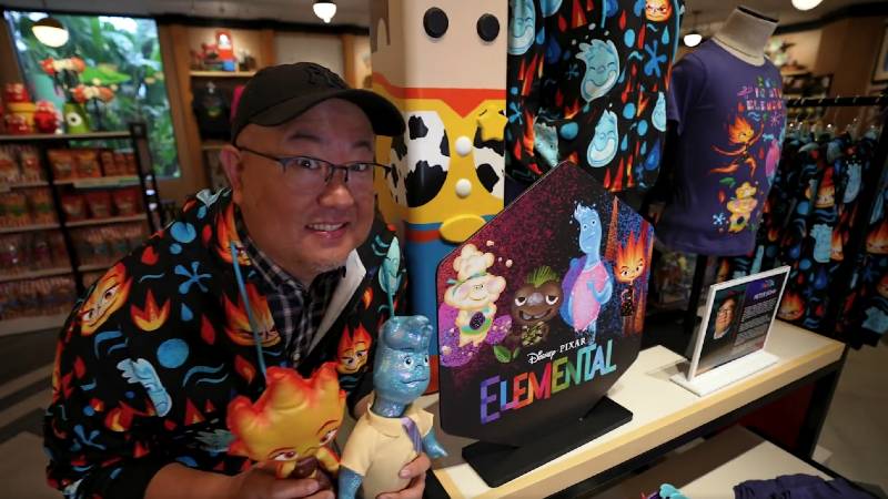 O diretor de 'Elemental', Peter Sohn, faz um tour pelo Pixar Place Hotel da Disneylândia