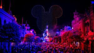 Disneyland Paris celebra o Dia da Bastilha na França com drones e fogos de artifício