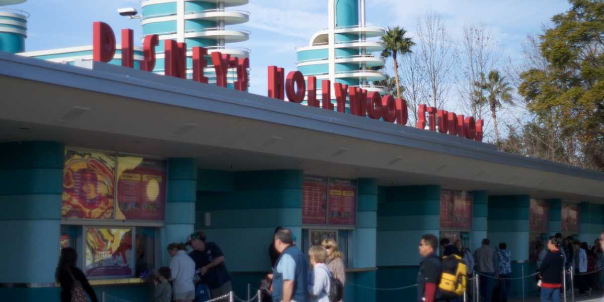 Visitantes entrando no Parque Temático Disney's Hollywood Studios no Walt Disney World Resort