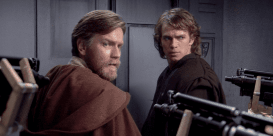 Ewan McGregotr como Obi-Wan Kenobi (à esquerda) e Hayden Christensen como o jovem Anakin Skywalker (à direita)