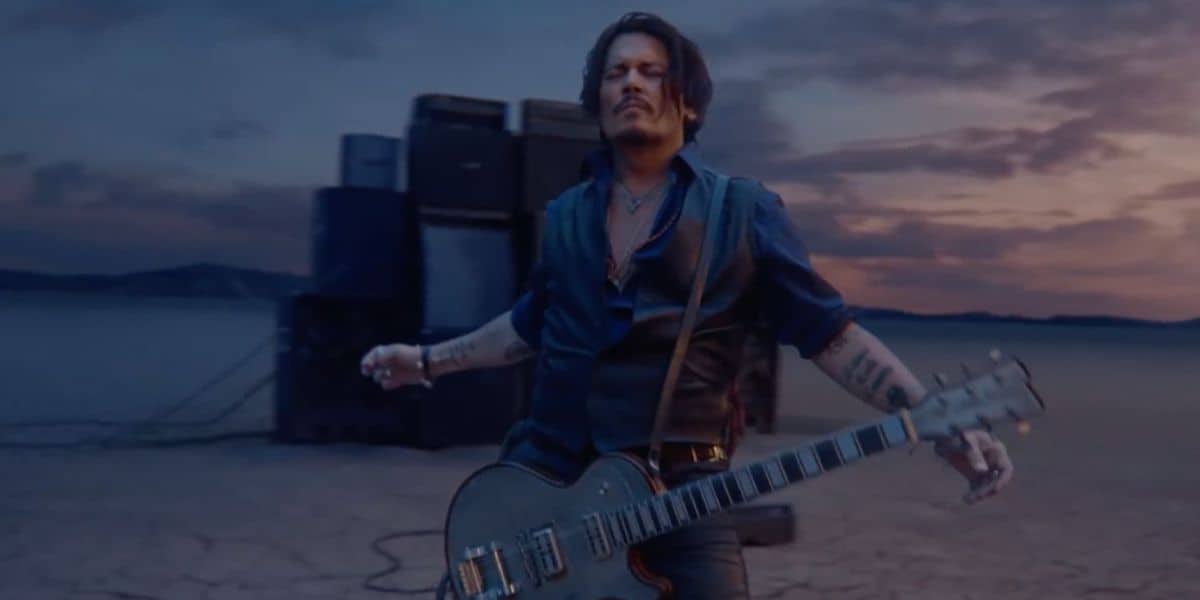 Johnny Depp toca guitarra no deserto em anúncio da Dior
