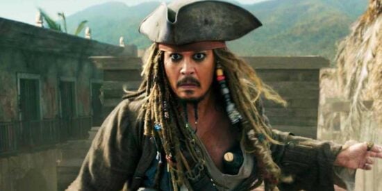 Johnny Depp parece angustiado como Capitão Jack Sparrow em 'Piratas do Caribe'