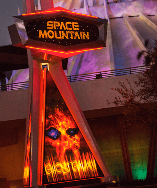 Exterior da Space Mountain do Disneyland Park (um ícone da Disneylândia que será fechado em setembro de 2023) anunciando a sobreposição sazonal Ghost Galaxy