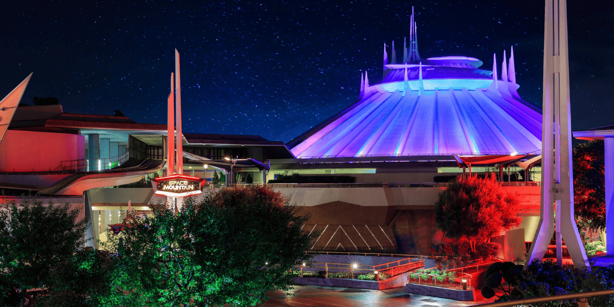 Space Mountain no Tomorrowland no Disneyland Park à noite