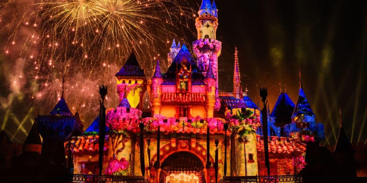 Fogos de artifício da Wonderous Journeys sobre o Castelo da Bela Adormecida na Disneylândia