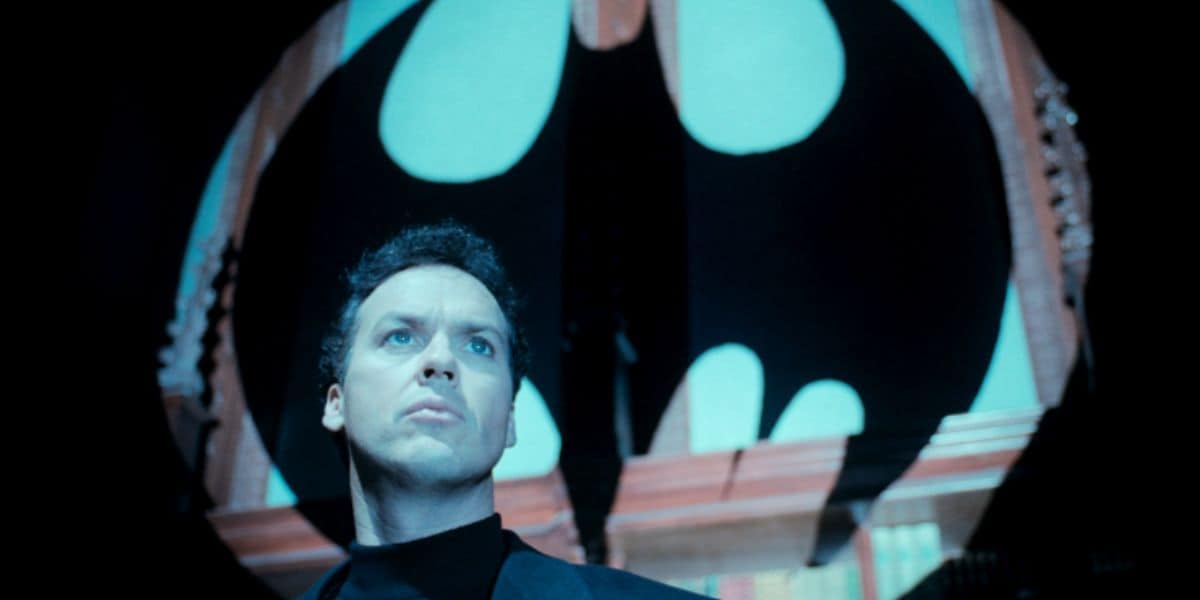 Michael Keaton em frente ao Batsinal em Batman Returns