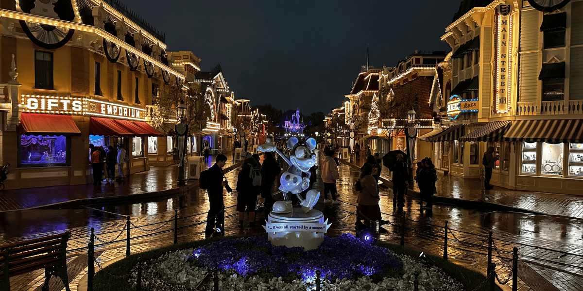 Estátua do Mickey Mouse Disney100 com a Main Street, EUA, e o Castelo da Bela Adormecida ao fundo no Disneyland Park