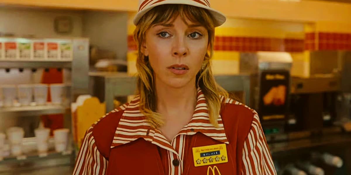Sophia Di Martino vestindo um uniforme vintage do McDonald's em Loki