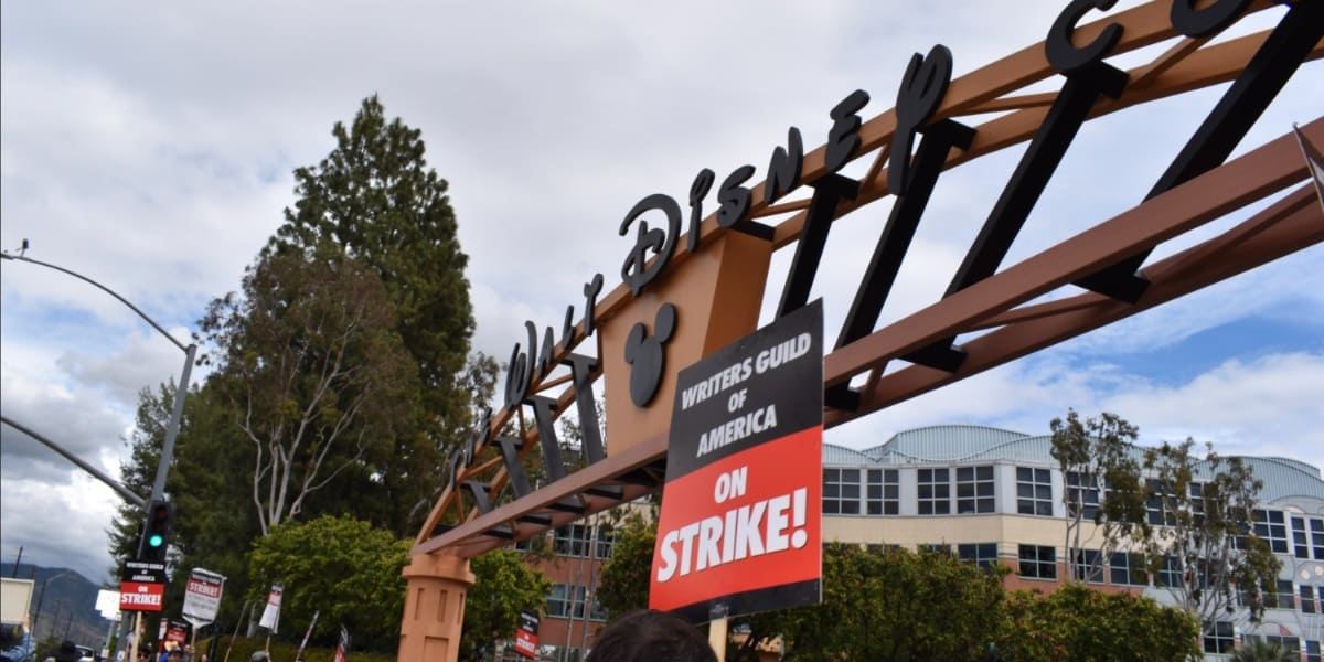 Escritores fazendo piquete em frente ao estúdio da Walt Disney Company Writers Strike, WGA Strike