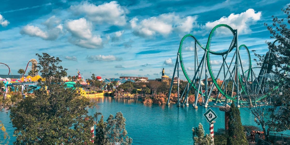 Uma imagem ampla do Hulk Coaster e Suess Landing dentro do Islands of Adventure no Universal Orlando Resort