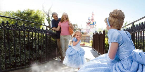 Cinderela com um jovem convidado e sua família na Disneyland Paris