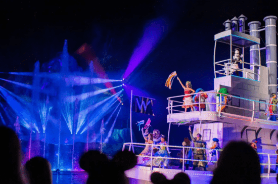 Personagens da Disney no Fantasmic!  barco