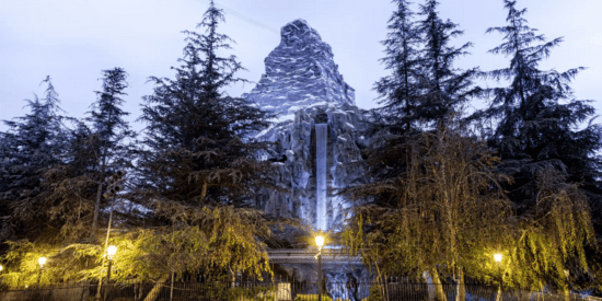 Matterhorn Bobsleds, atração icônica da Disney, no Disneyland Park