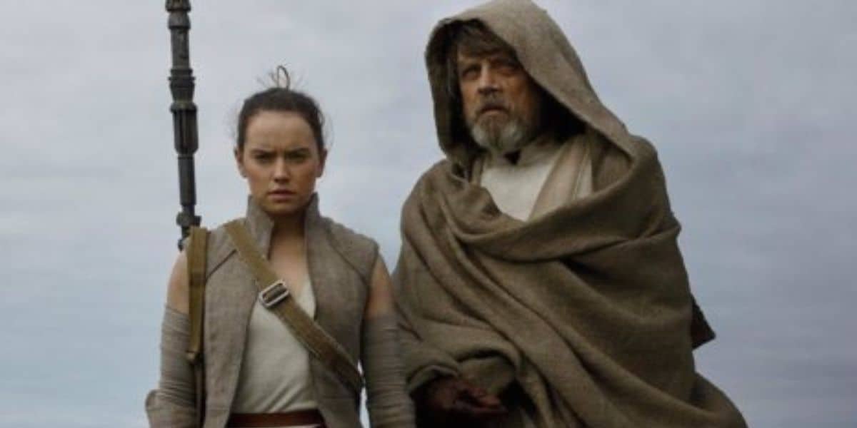 Rey e Luke Skywalker em Ahch-To em Star Wars: Os Últimos Jedi