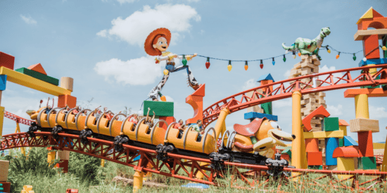 Grandes personagens de Toy Story em exibição como decoração para um passeio de montanha-russa com tema Toy Story