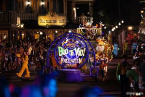 2023 Mickey's Not-So-Scary Halloween Party esgota mais datas em outubro, mas no geral vende em um ritmo mais lento do que 2022