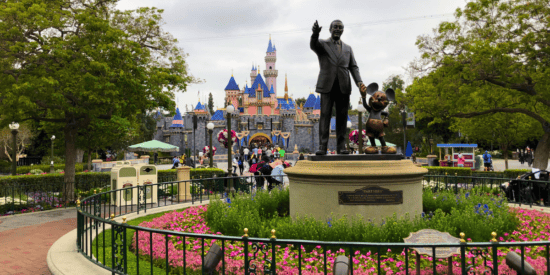 Uma foto do Castelo da Bela Adormecida com a estátua de Walt Disney e dos Parceiros do Mickey Mouse em primeiro plano no Disneyland Park no Disneyland Resort.  Foto de Ed Águila