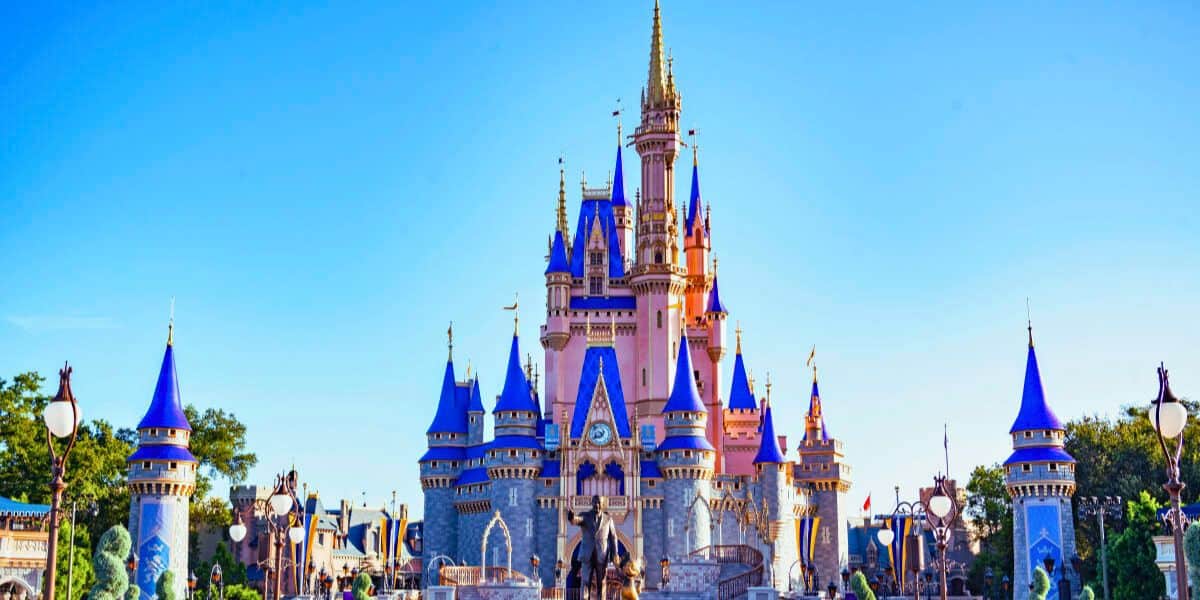 A estátua de Mickey e Walt em frente ao Castelo da Cinderela, dentro do Magic Kingdom da Disney