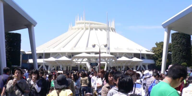 Multidões se reúnem ao redor da Space Mountain na Disneylândia de Tóquio