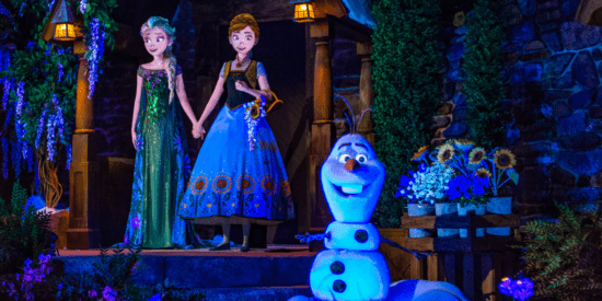 Anna, Elsa e Olaf animatrônicos cantando no final de Frozen Ever After.
