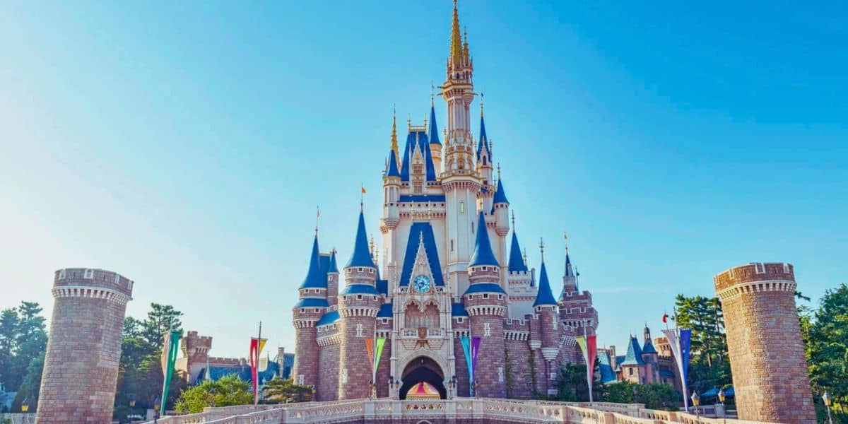 Tokyo Disneyland - Castelo da Cinderela do Tokyo Disney Resort em meio a um céu azul durante os meses quentes de verão