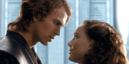 Hayden Christensen como Anakin Skywalker (esquerda) e Natalie Portman como Padmé Amidala (direita)