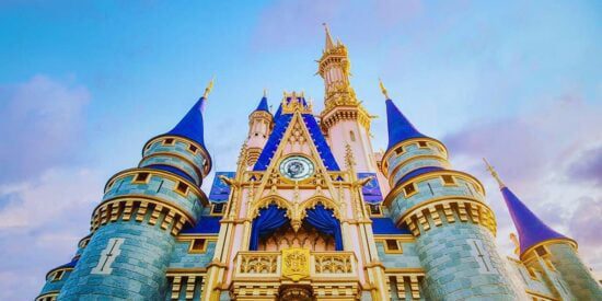 uma foto do castelo da Cinderela dentro do Magic Kingdom na Disney World