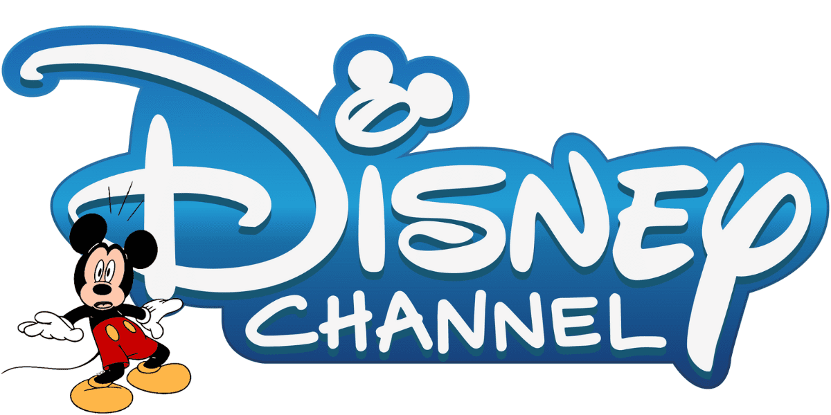 Mickey Mouse na frente do logotipo do Disney Channel