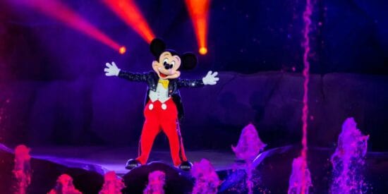Mickey Mouse dança no palco à noite