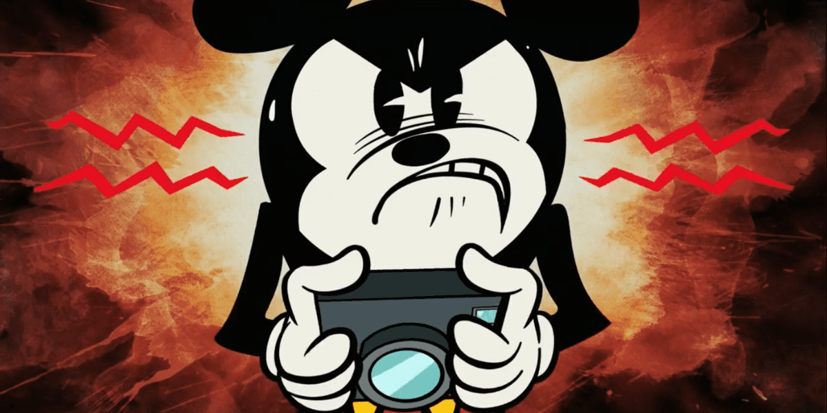 Mickey Mouse segurando uma câmera com raiva do episódio 8 da 1ª temporada de 'Mickey Mouse', Panda-Monium