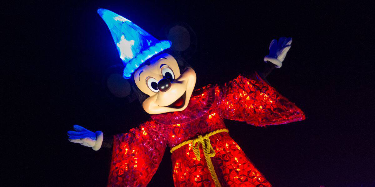 Mickey Mouse no desfile Paint the Night no Disneyland Resort