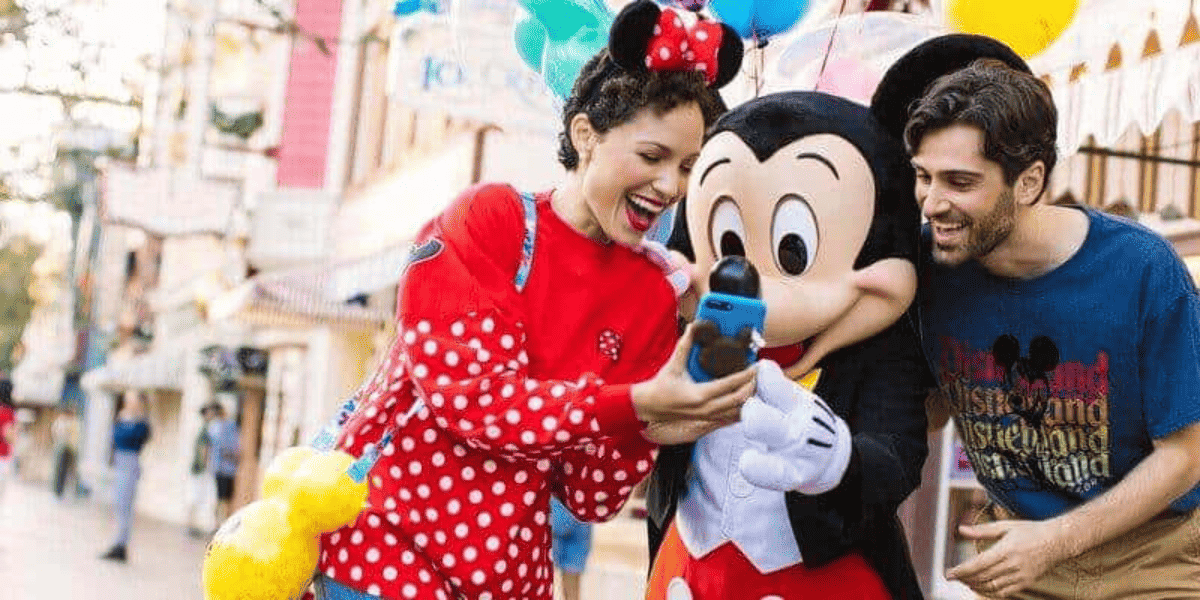 Adultos Disney no Disneyland Resort com Mickey Mouse