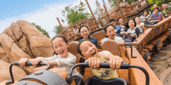 família andando no trem da mina dos sete anões na Disney de Xangai