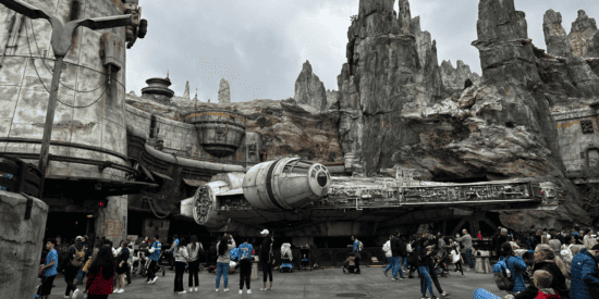 O Millenium Falcon em Star Wars: Galaxy's Edge no Disneyland Park, o que implica que a Disney reacendeu um antigo debate com uma nova oferta
