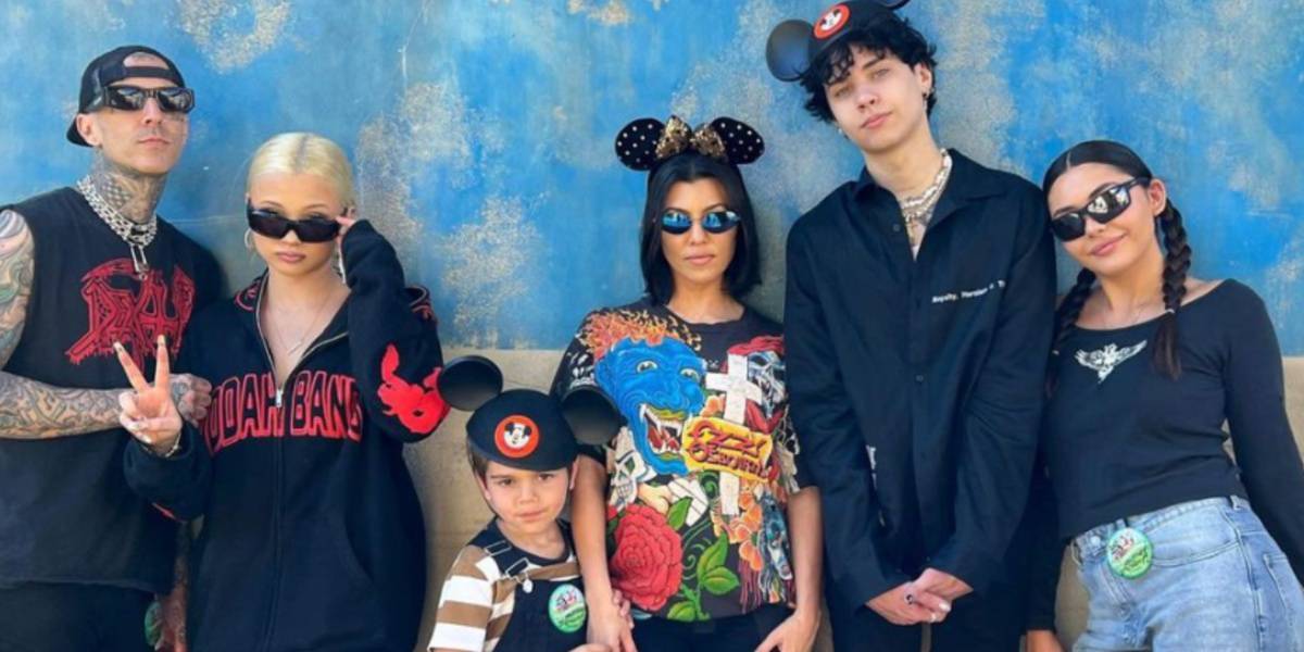 Família Kourtney Kardashian posando com chapéus do Mickey