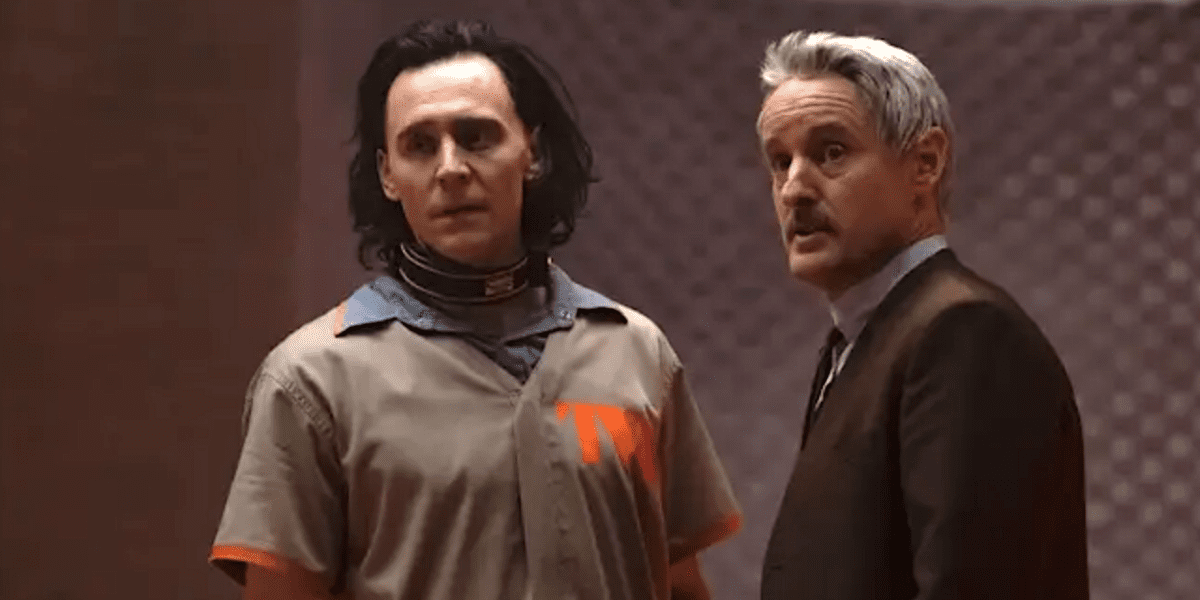 Loki (Tom Hiddleston) conversando com Mobius (Owen Wilson) no programa de TV ‘Loki’