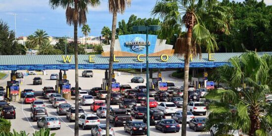 Vários carros tentando obter acesso aos parques do Universal Orlando Resort