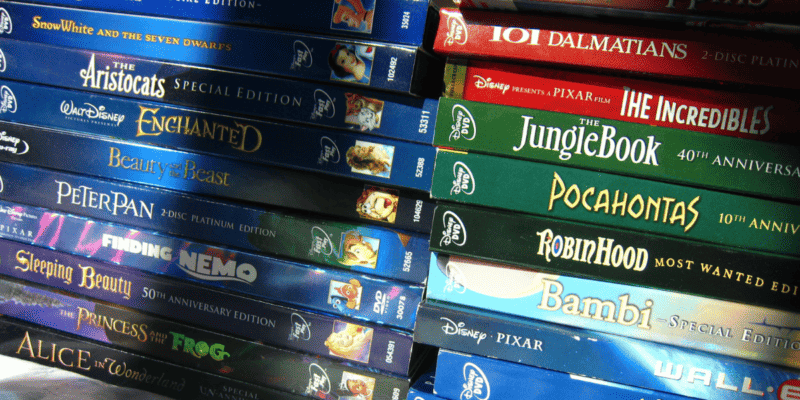 Uma coleção de DVDs da Disney;  variando de Cinderela, Livro da Selva, Aladdin e muito mais