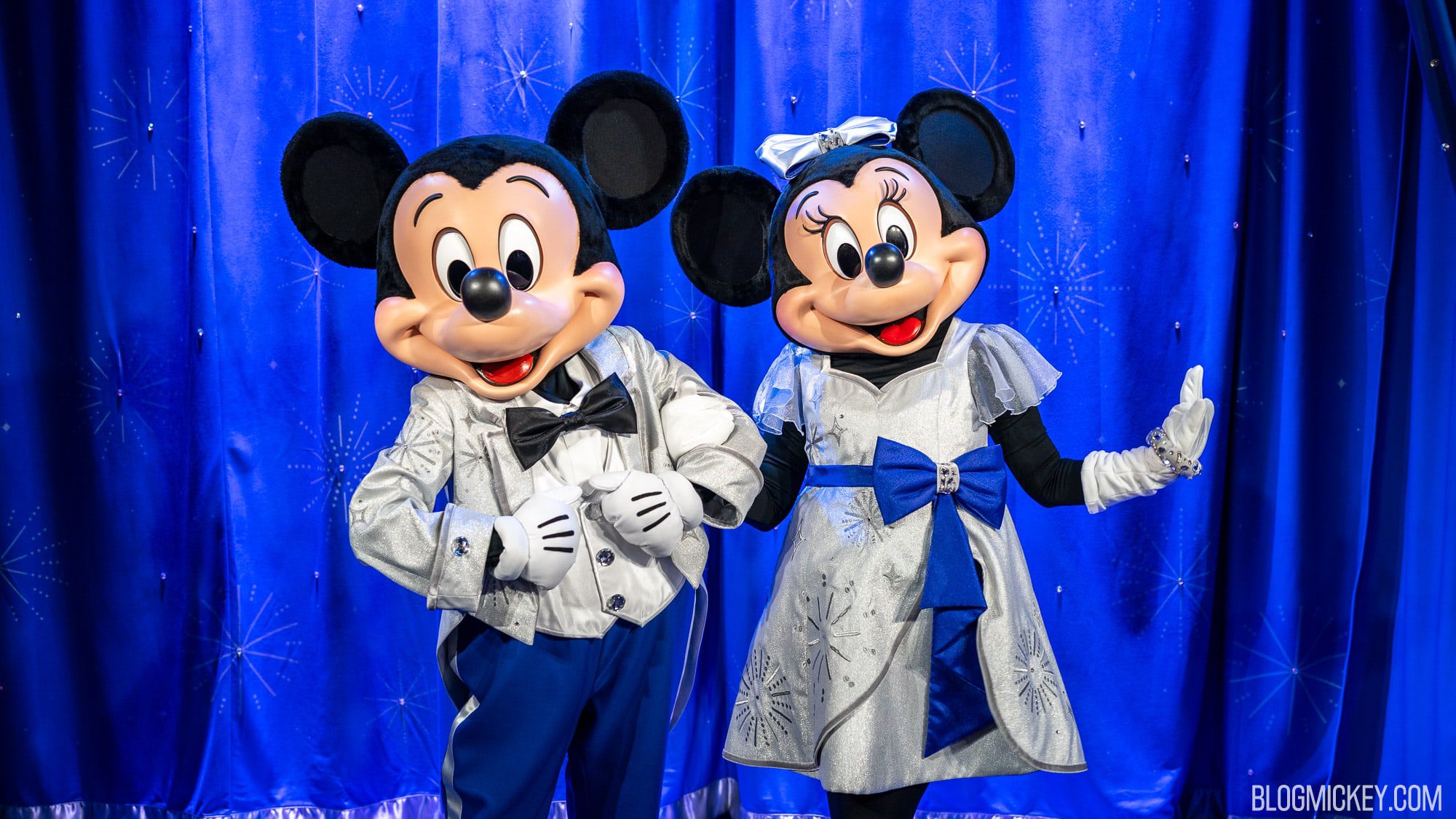 1696434997 621 Mickey e Minnie estreiam novos trajes para a celebracao do