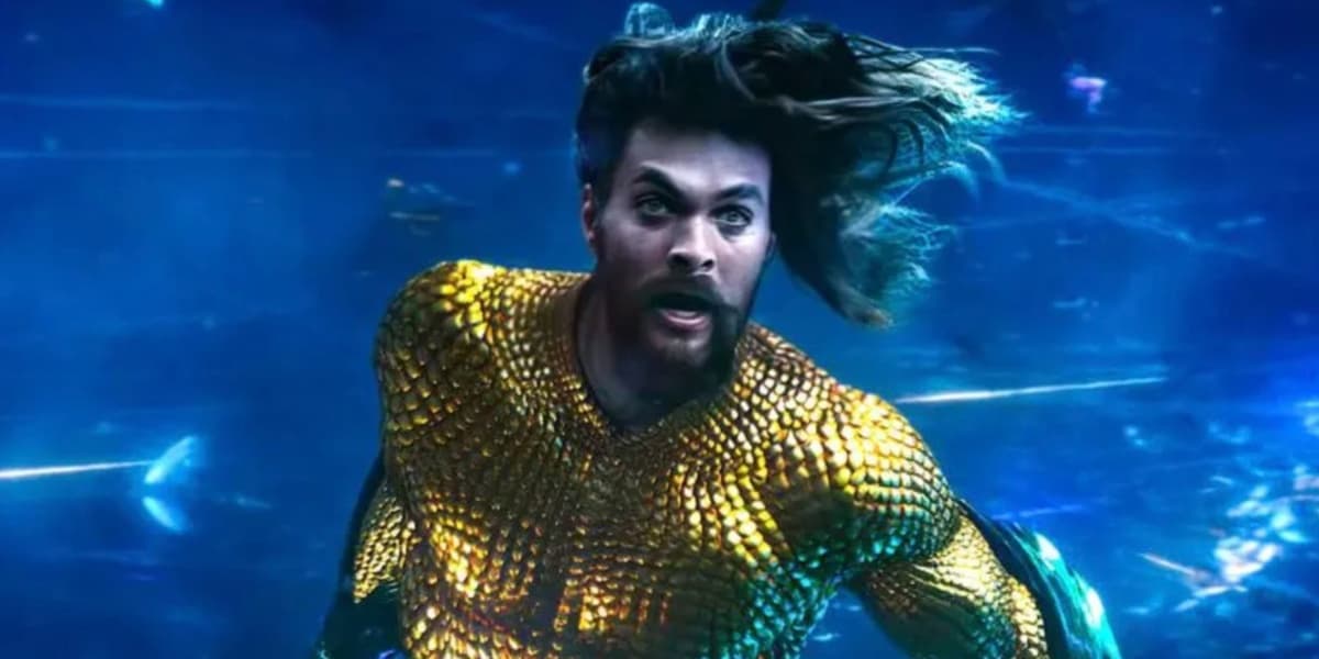 Jason Momoa parece surpreso como Aquaman na água