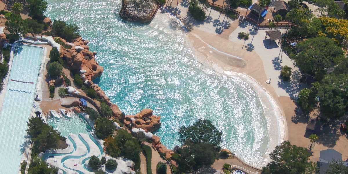 Uma foto aérea da piscina de ondas em Blizzard Beach.