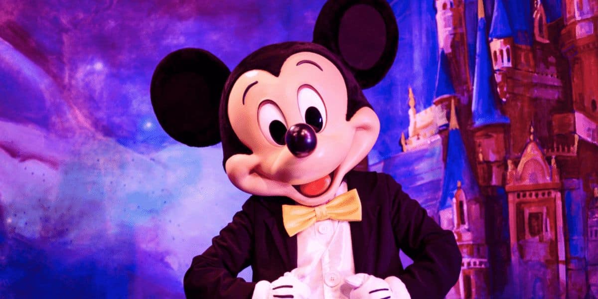 Cast Member vestido de Mickey Mouse em um parque da Disney