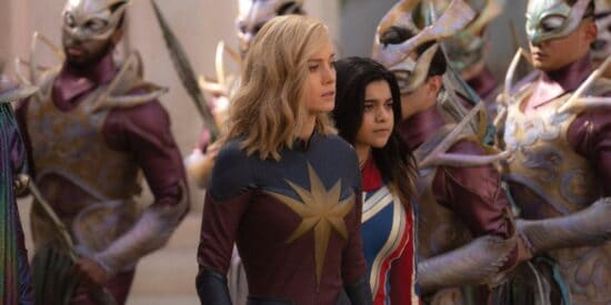 Capitã Marvel (Brie Larson) ao lado de Kamala Khan (Iman Vellani)