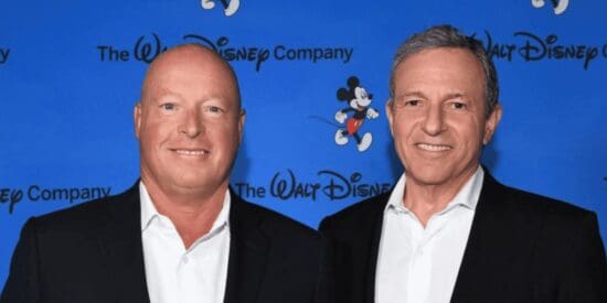 O ex-CEO da Disney, Bob Chapek, e o atual CEO da Disney, Bob Iger, em frente a um fundo azul dizendo The Walt Disney Company